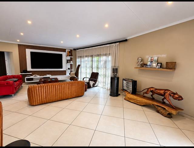4 BEDROOM HOUSE TO LET IN THREE RIVERS EAST